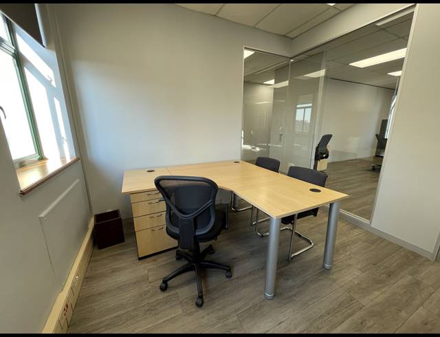 160M² OFFICE TO LET IN LYME PARK